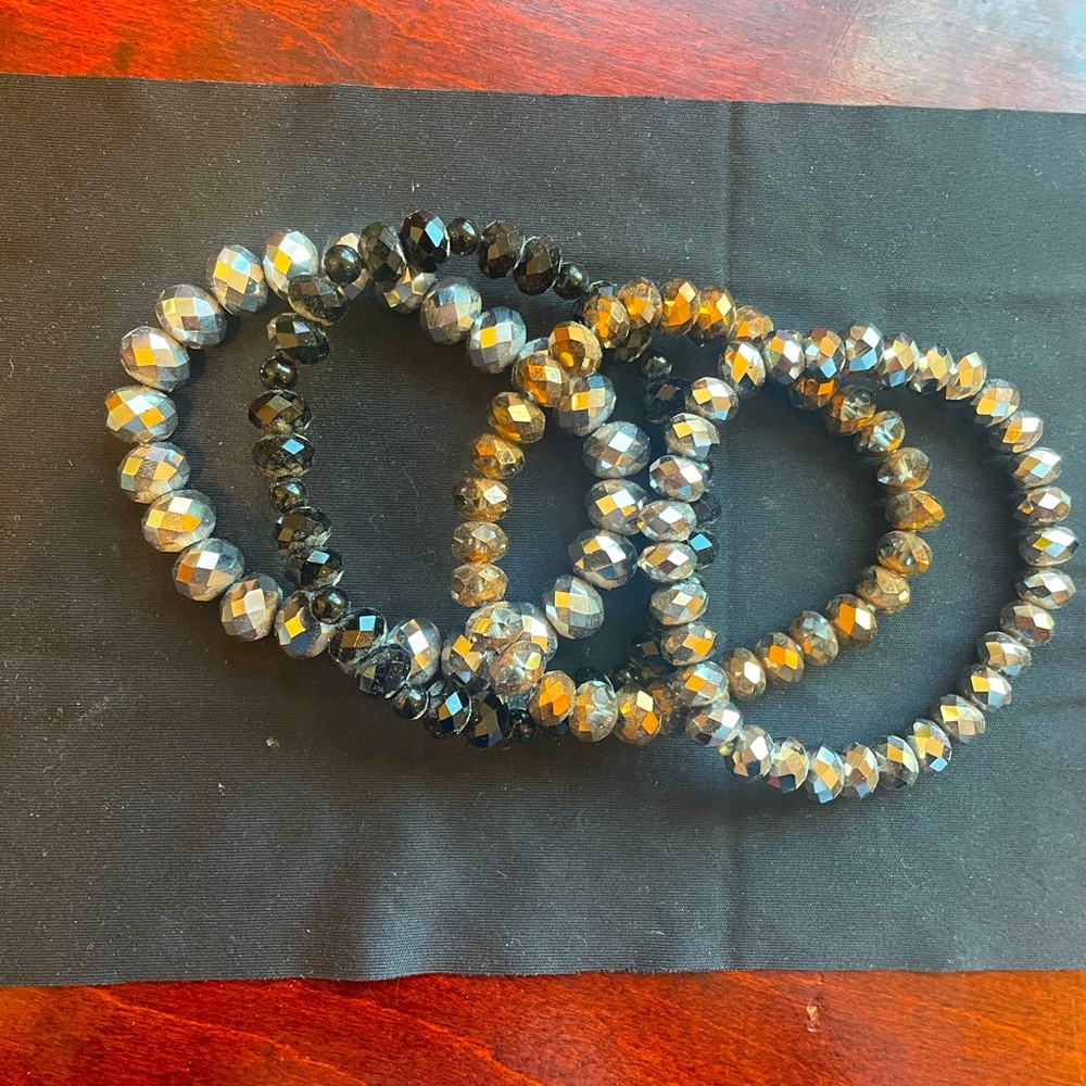 Sparkly, stretch crystal bracelets.
Set/4